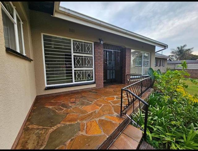 5 BEDROOM HOUSE FOR SALE IN CONSTANTIA KLOOF